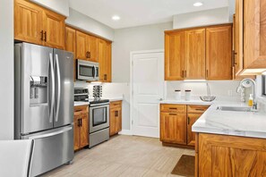 Fridge, microwave, oven, stovetop - BRAND NEW Pickleball Court - 7BR Scottsdale Estate w/ Pool, Guest House (Scottsdale)