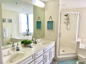 Dusche, Whirlpool, Haartrockner, Handtücher