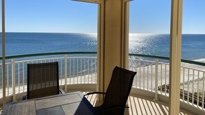 Ein Balkon mit Blick auf das Meer und den Strand.