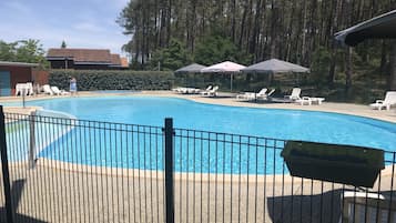 Una piscina al aire libre, una piscina climatizada