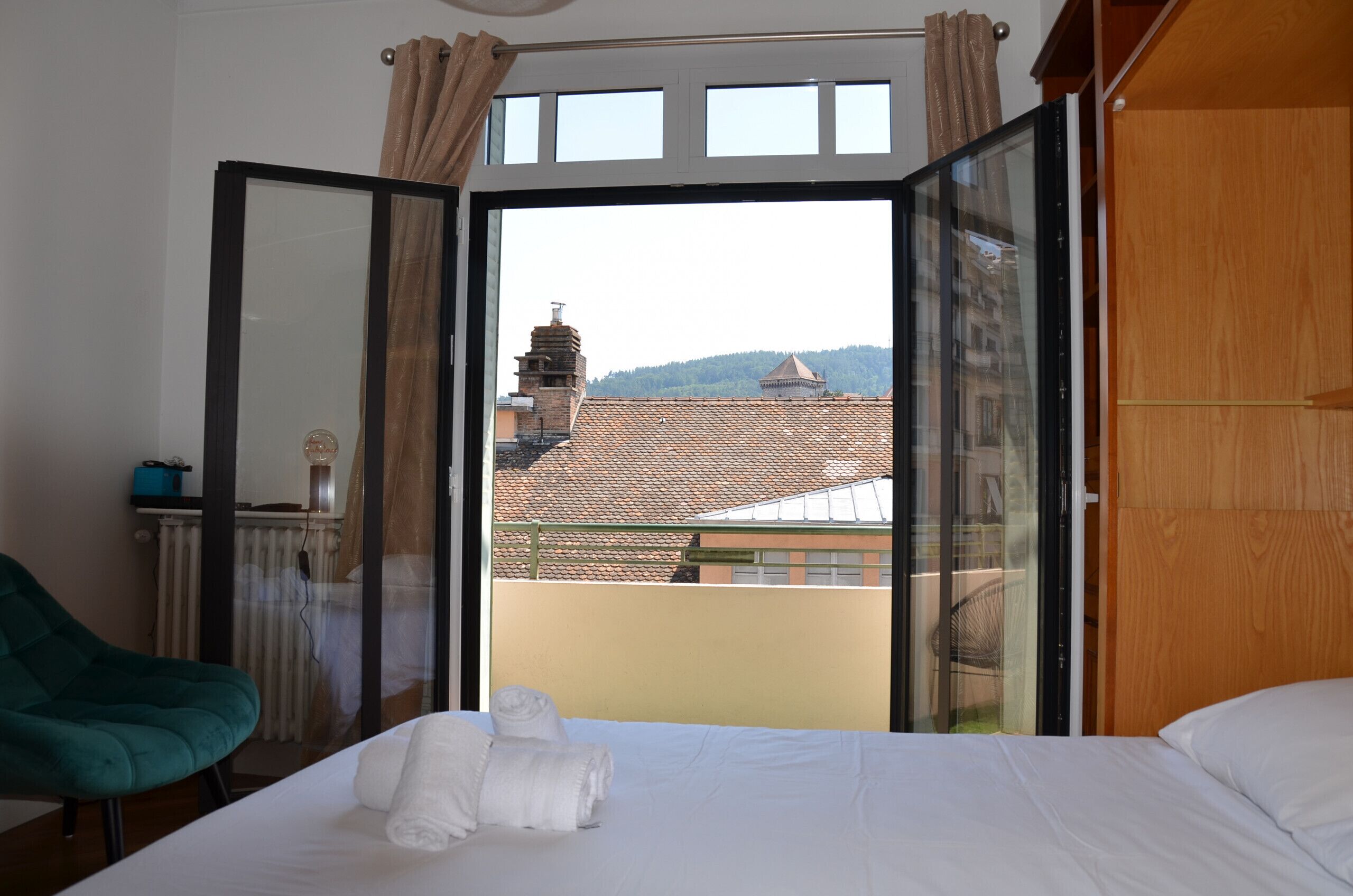 Iron/ironing board, free WiFi, bed sheets