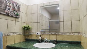 Apartemen | Kamar mandi | Shower dan handuk