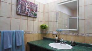 Shower, towels - COCO BEACH CONDO (Sardinal)