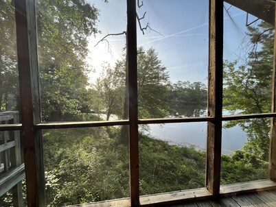 LAKE FRONT GUESTHOUSE