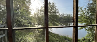 LAKE FRONT GUESTHOUSE