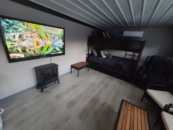 Smart TV, computer monitors - Cabin 1 at the Pallet Factory (Leadwood)