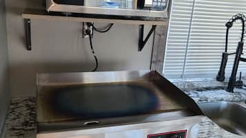 Refrigerador, microondas, parrilla de estufa y cafetera y tetera