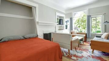 1 slaapkamer, een strijkplank/strijkijzer, gratis wifi, beddengoed