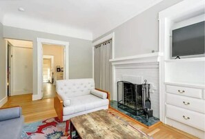 Smart TV, fireplace, books - Explore the City from the Beautiful, Victorian, Liberty Hill (San Francisco)