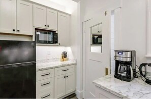 Fridge, microwave, oven, stovetop - Explore the City from the Beautiful, Victorian, Liberty Hill (San Francisco)