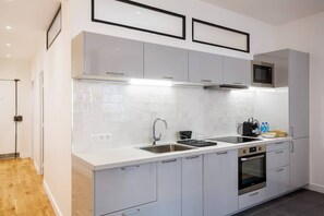 Kjøleskap, mikrobølgeovn, ovn og kokeplater