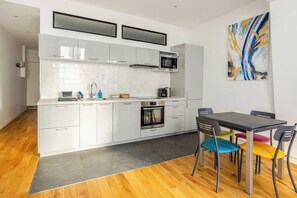 Fridge, microwave, oven, stovetop - 2. APARTEMENT PARIS CENTRE 55m2 2 beds - 2/4pers. Air conditioning (Paris)