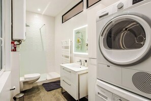 Douche, sèche-cheveux, serviettes fournies, savon