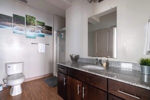 Bañera, secador de pelo y toallas