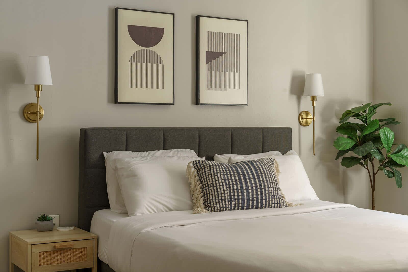 2 soverom, skrivebord, strykejern/-brett og wi-fi