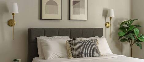 2 soverom, skrivebord, strykejern/-brett og wi-fi