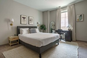 2 室のベッドルーム、デスク、アイロン / アイロン台、WiFi