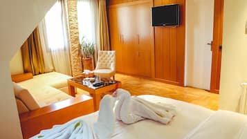 Royal Studio | Premium bedding, minibar, laptop workspace, soundproofing