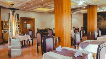 Se sirven desayunos, comidas, cenas y cocina internacional