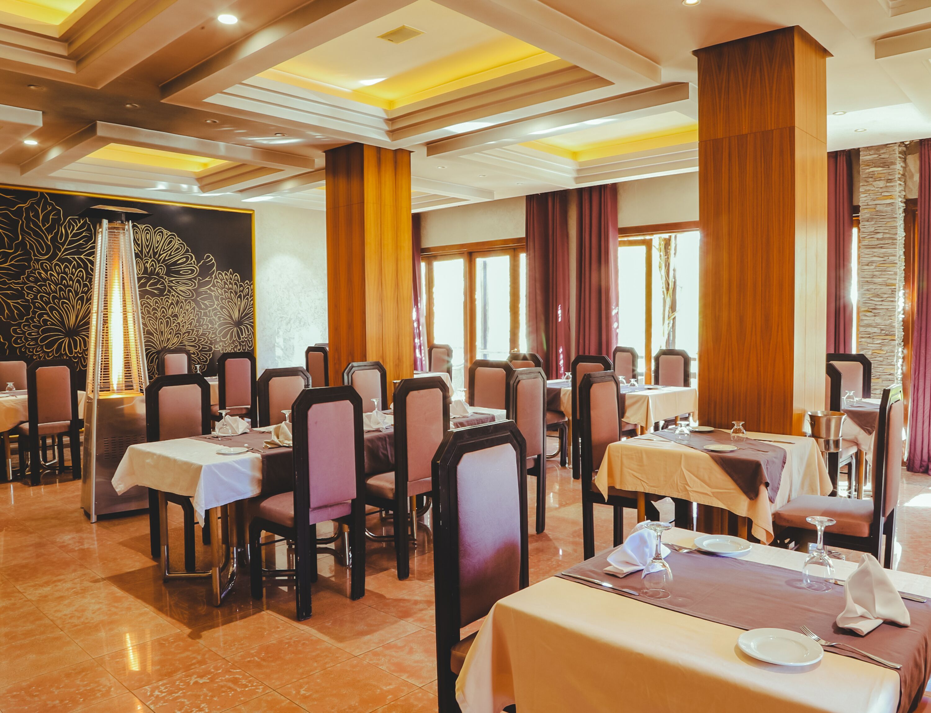 供應早餐、午餐和晚餐，國際料理