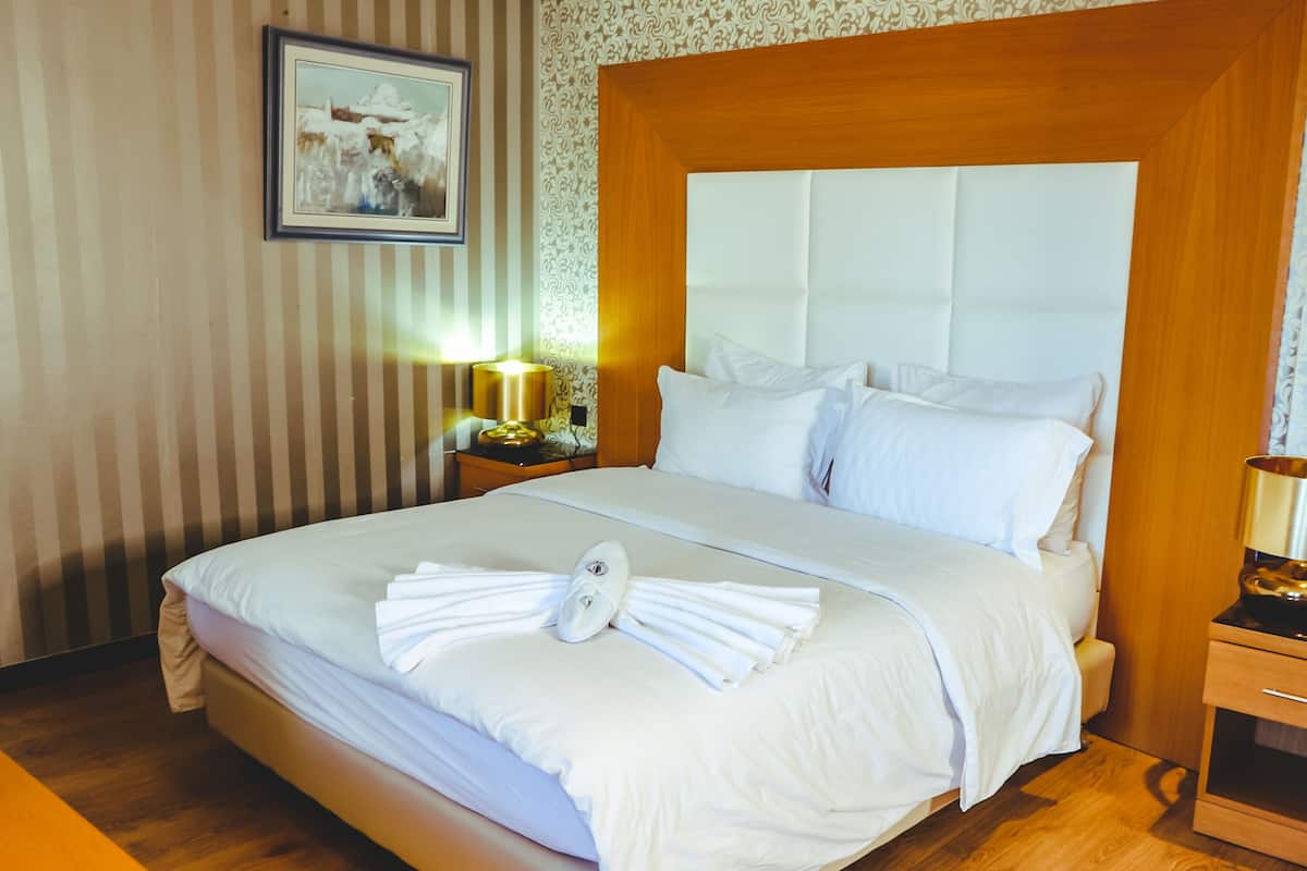 Royal studio | Luxe beddengoed, een minibar, een laptopwerkplek, geluiddichte muren