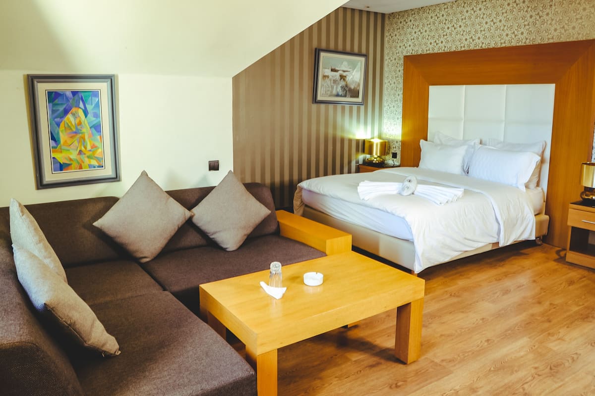 Junior kamer | Luxe beddengoed, een minibar, een laptopwerkplek, geluiddichte muren