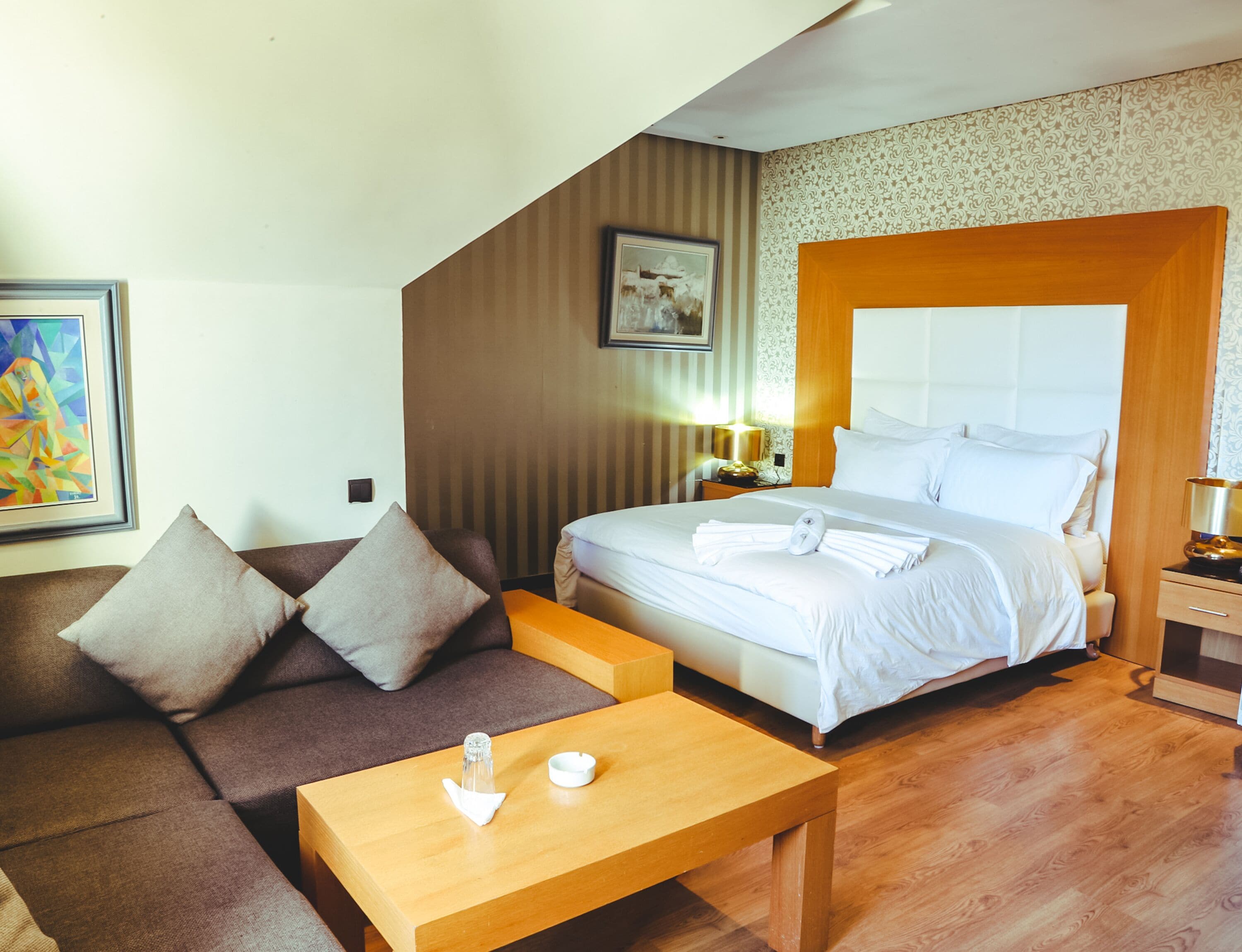 普通客房 | 高級寢具、迷你吧、筆電工作空間、隔音