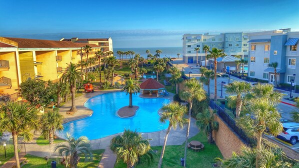 Una piscina al aire libre, una piscina climatizada