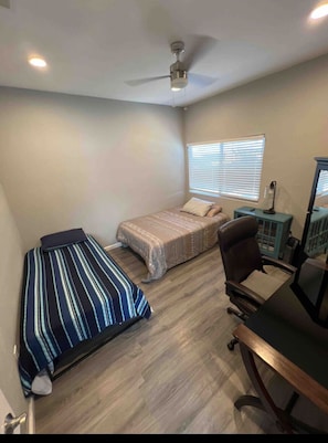 2 beds in this room  - Cute Historic Downtown 2 bed Home on Main street (Turlock)