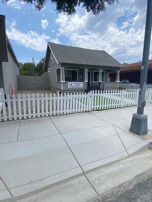 Exterior - Cute Historic Downtown 2 bed Home on Main street (Turlock)