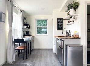 Frigorífico, microondas, placa de cocina y lavavajillas