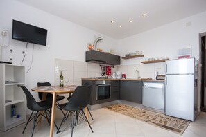 Fridge, oven, stovetop, dishwasher