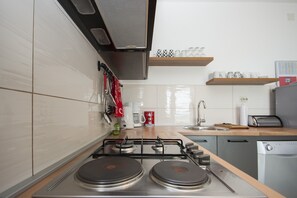 Een koelkast, een oven, een kookplaat, een vaatwasser