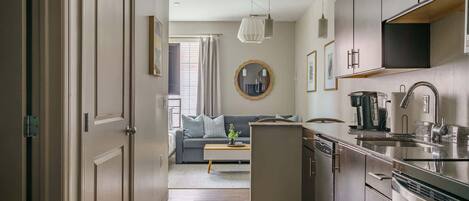 Refrigerador, microondas, horno y parrilla de estufa