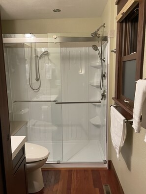 Bañera con ducha, secador de pelo, bidet, toallas