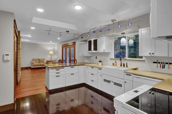 Kylskåp, mikrovågsugn, ugn och spishäll