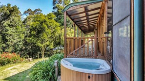 Outdoor spa tub - Billagunyah - Rainforest Retreat (UPPER KANGAROO RIVER)