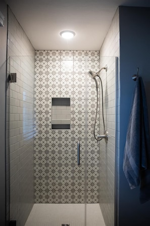 Douche, serviettes fournies, savon, papier toilette