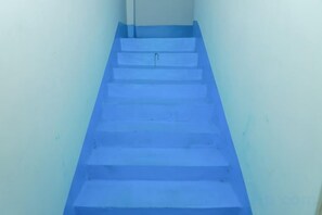 Una escalera azul que sube.