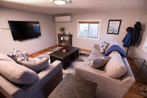 Smart TV, computer monitors - Bowie & Jay's Beach House - Pet Friendly (Arcata)