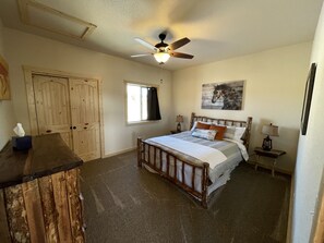 2 bedrooms, iron/ironing board, travel cot, free WiFi - Lookout Lodge - A Rocky Mountain Getaway with Views: only 1.5 hours from Denver (Jefferson)