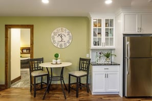 Dining - Amish Farm Retreat - Daily Pastries, Sunset Views & Cozy Private Suite (Newmanstown)
