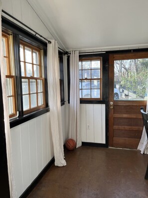 Interior - Nashville writers room (Nashville)