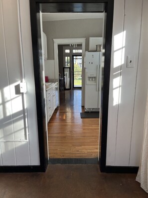 Interior - Nashville writers room (Nashville)