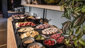 Un bufé con diferentes opciones de comida y una estación de parrilla.