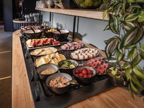 A buffet with various food items and a grill station. - Hotel Valkenburg by Mercure (Valkenburg aan de Geul)