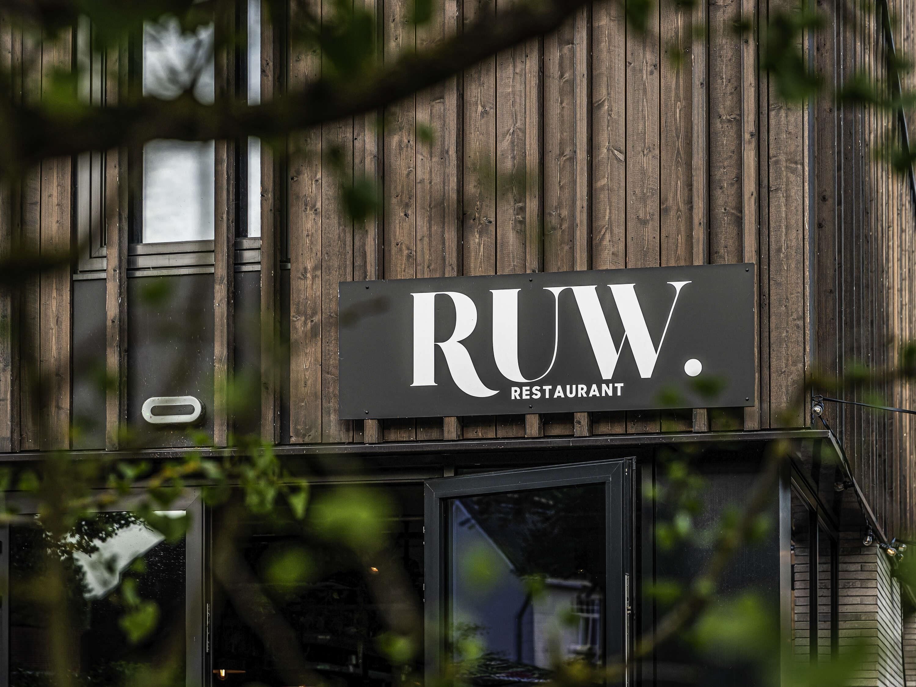 Serveert ontbijt, lunch en diner