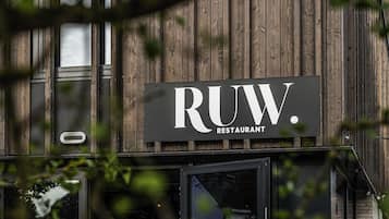 Serveert ontbijt, lunch en diner