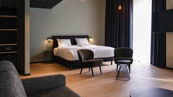 Minibar, brankas, meja kerja, dan ruang kerja ramah laptop