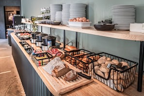 Colazione a buffet a pagamento, servita tutte le mattine 